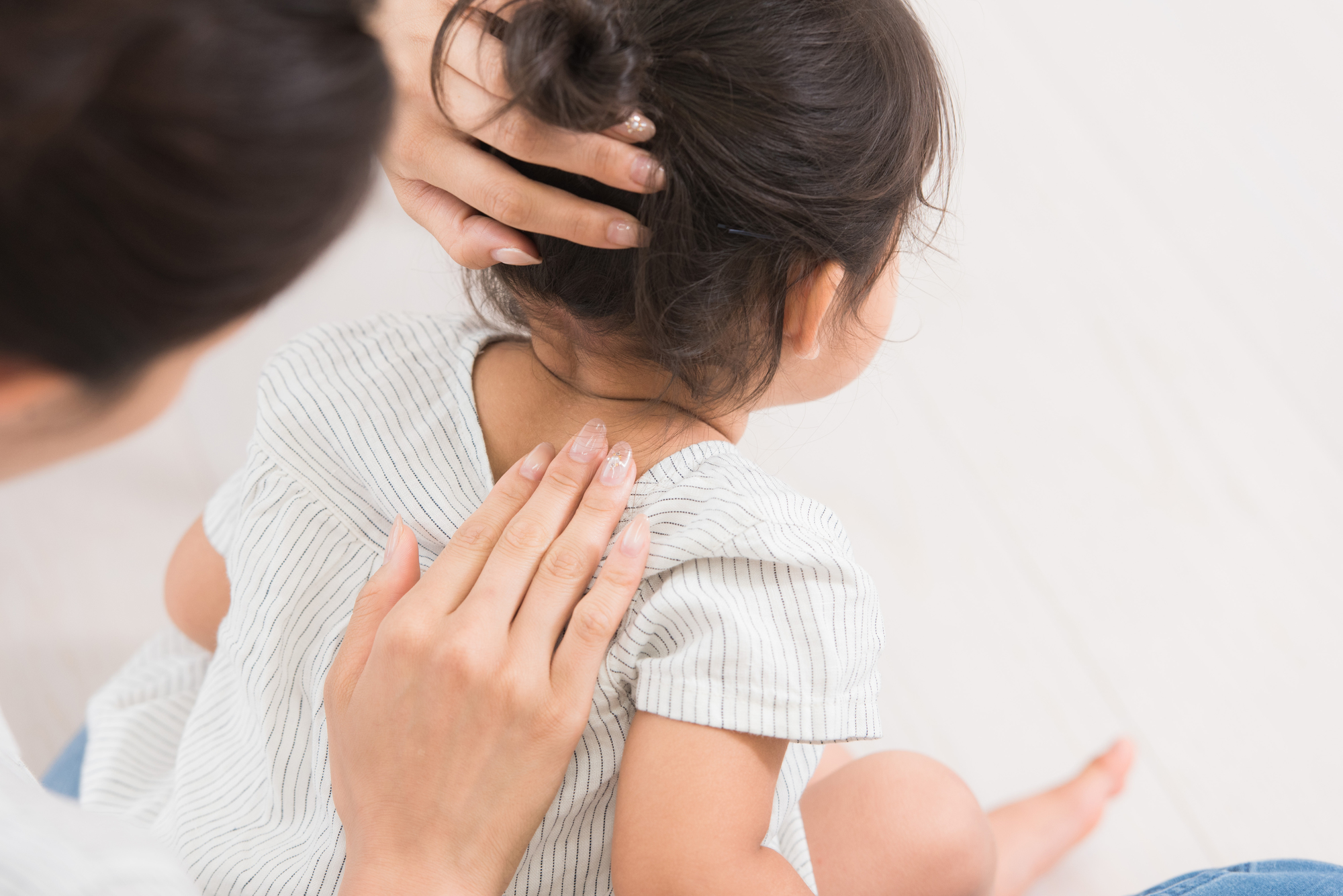 の 子供 が 痛い 後ろ 首 3歳の子供が首の後ろを痛がります。